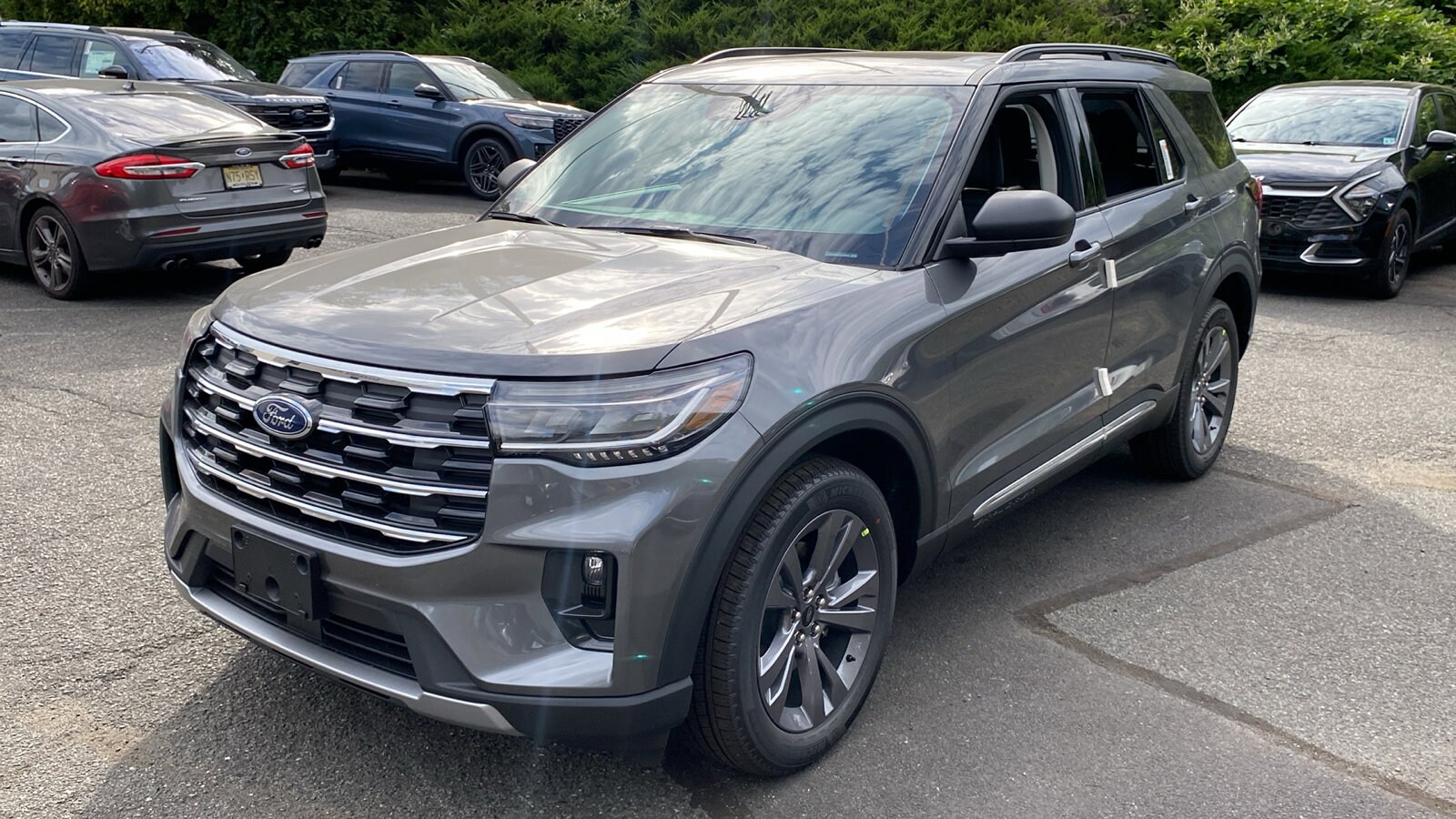 2025 Ford Explorer photo 3