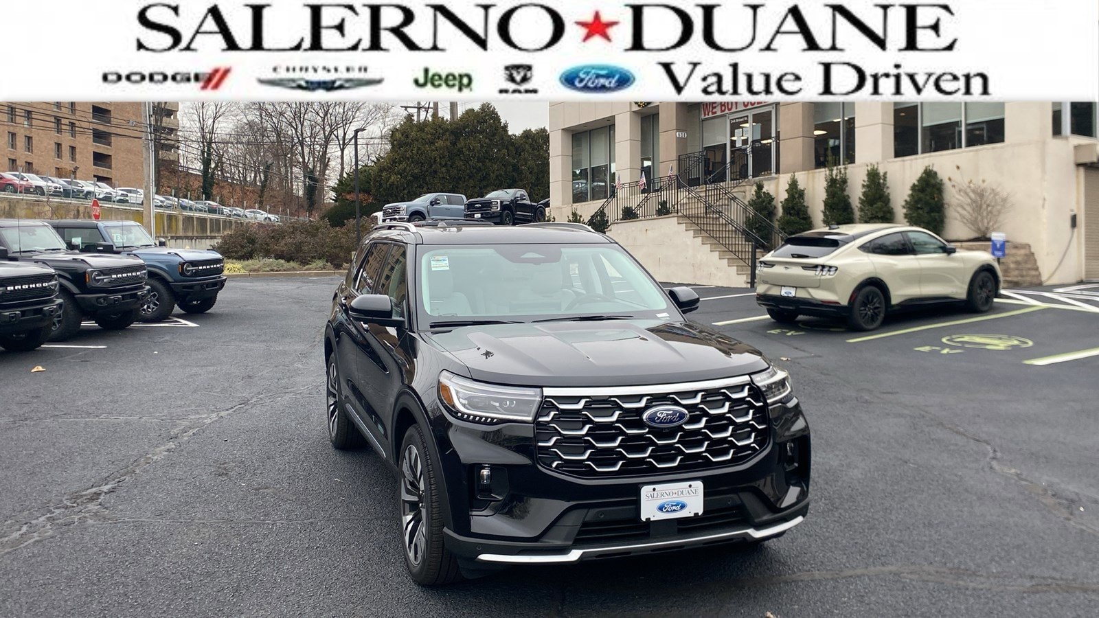 2025 Ford Explorer Platinum's photo