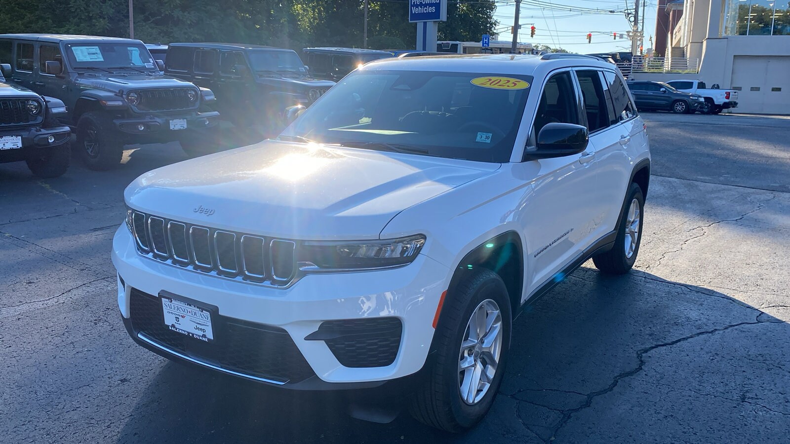 2025 Jeep Grand Cherokee Laredo X photo 2