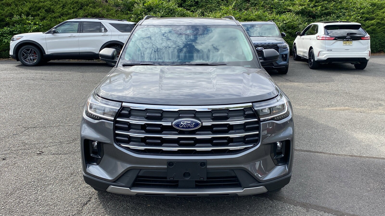 2025 Ford Explorer photo 2