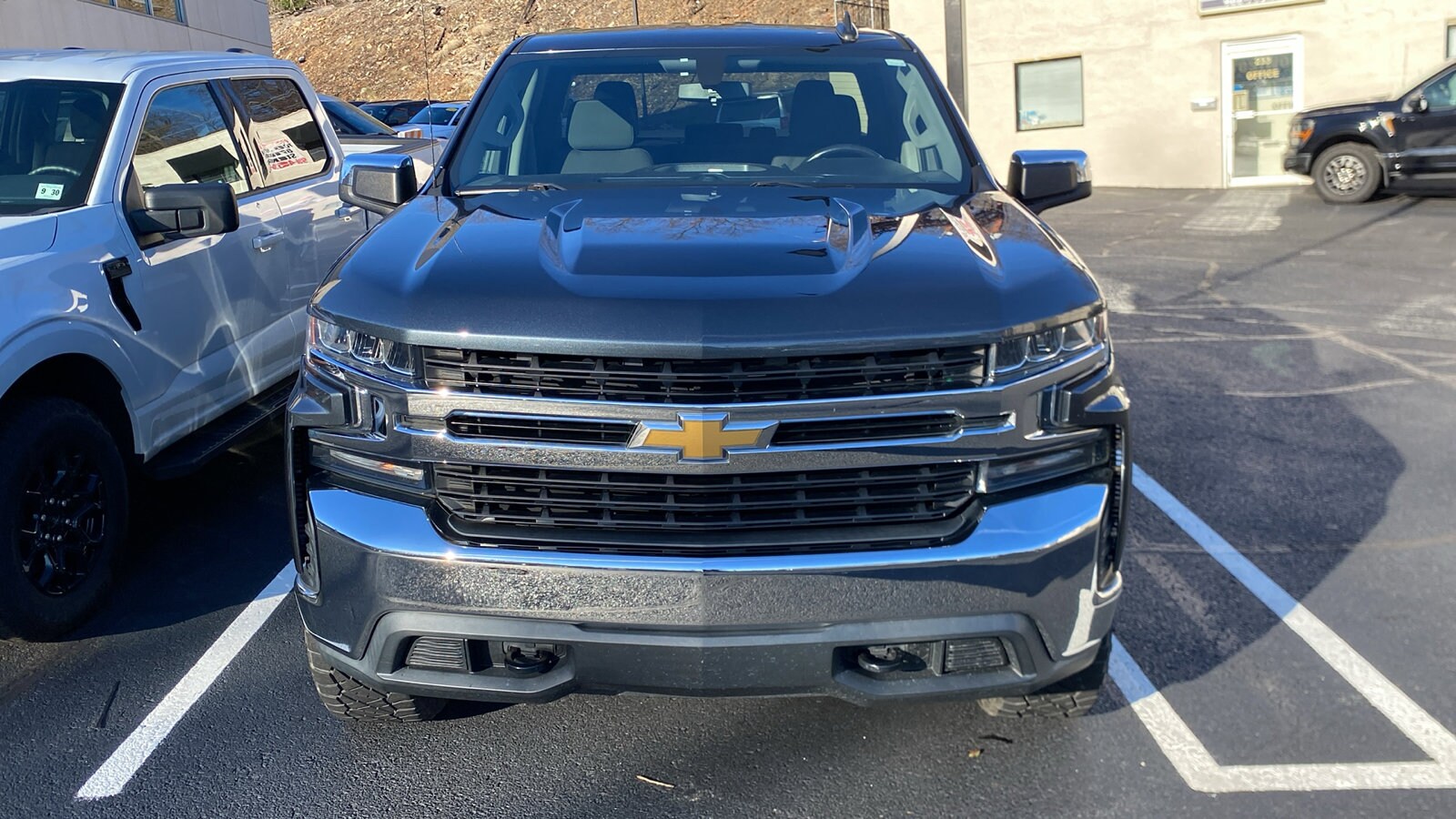 2019 Chevrolet Silverado 1500 LT photo 2