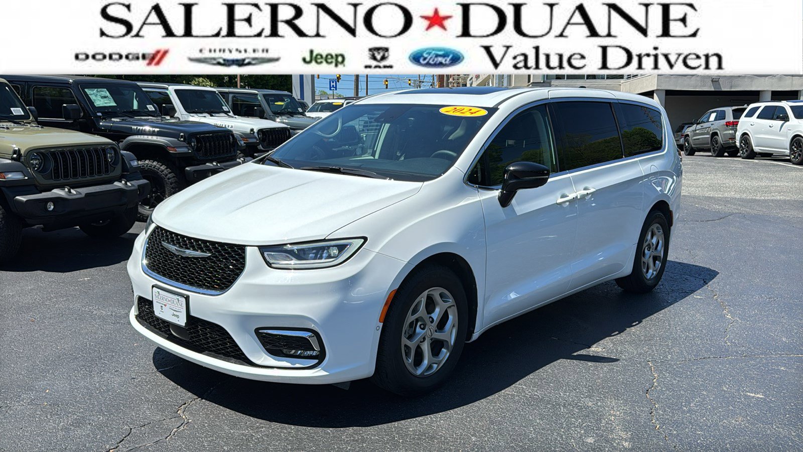 2024 Chrysler Pacifica Limited's photo