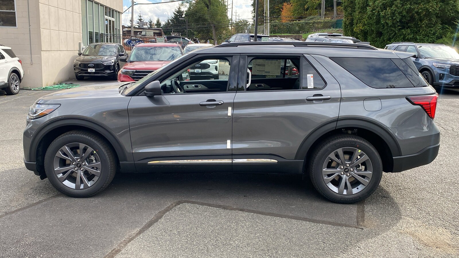 2025 Ford Explorer photo 4