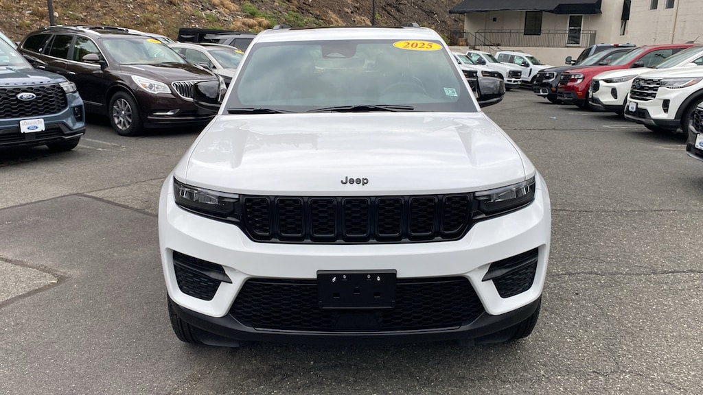 Used 2025 Jeep Grand Cherokee Laredo SUV