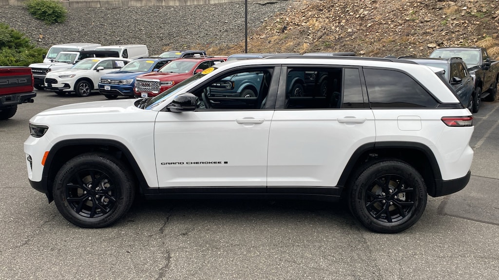 Used 2025 Jeep Grand Cherokee Laredo SUV
