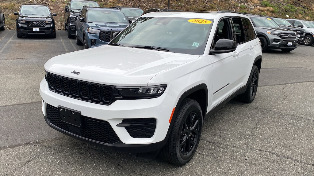 Used 2025 Jeep Grand Cherokee Laredo SUV