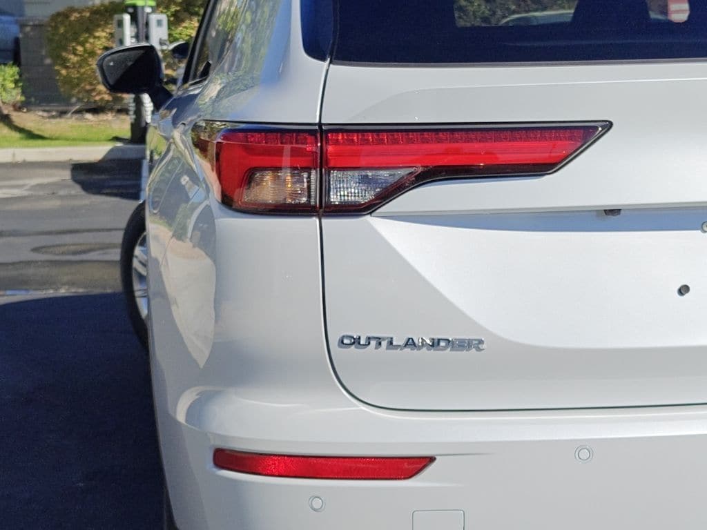 2025 Mitsubishi Outlander Plug-in Hybrid ES - Photo 35