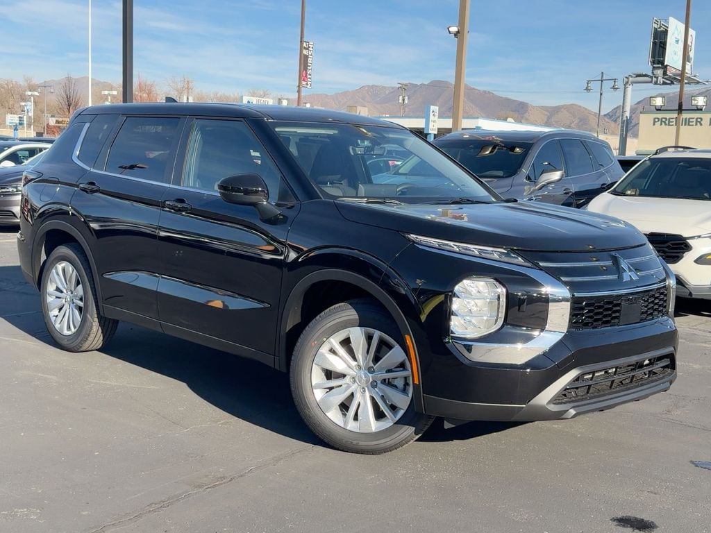 2025 Mitsubishi Outlander ES's photo