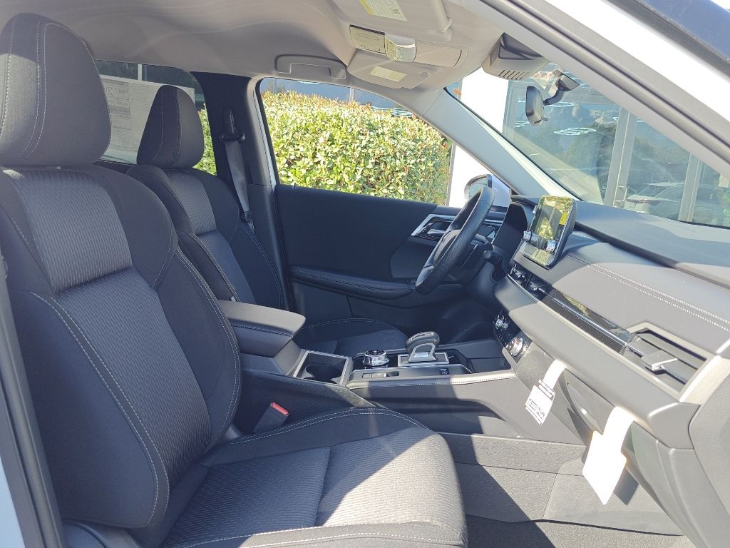 2025 Mitsubishi Outlander Plug-in Hybrid ES - Photo 27