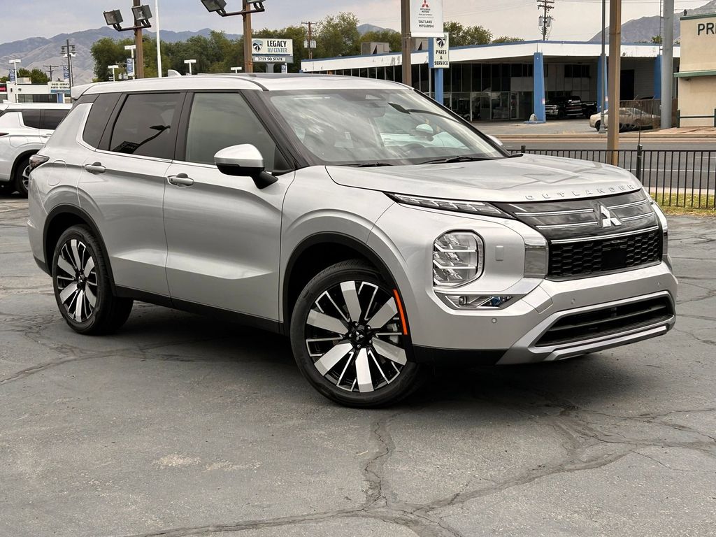 2025 Mitsubishi Outlander SE's photo