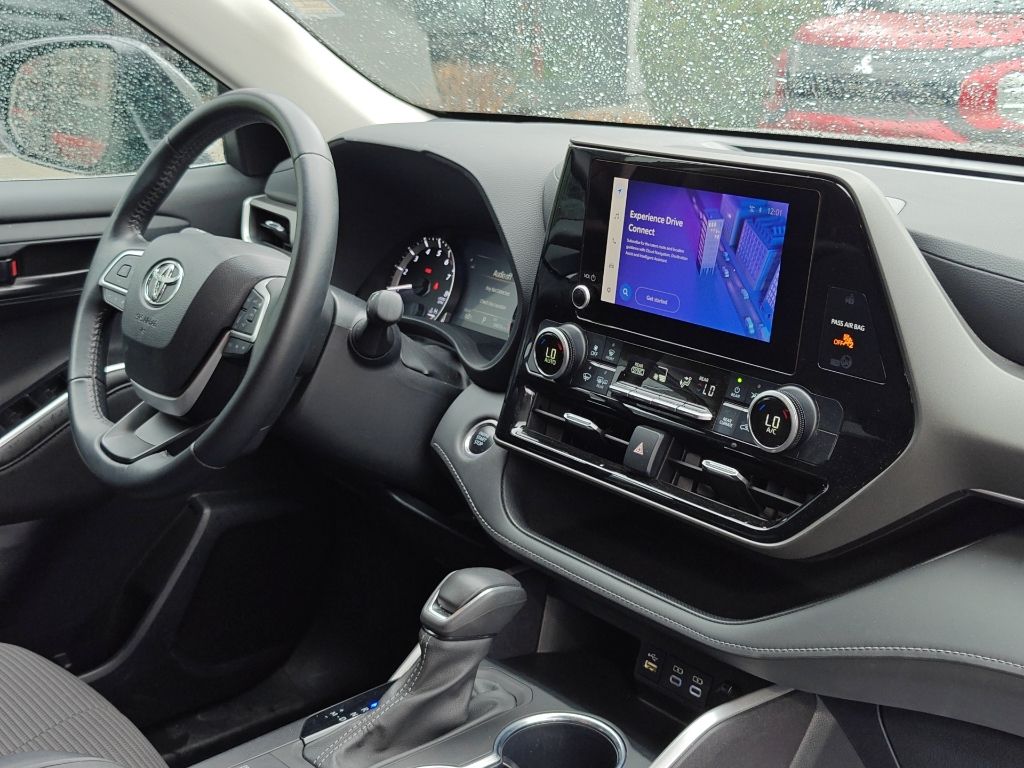 2024 Toyota Highlander LE - Photo 30