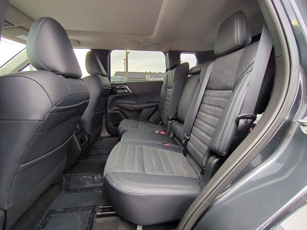 2025 Mitsubishi Outlander Plug-in Hybrid SE - Photo 20