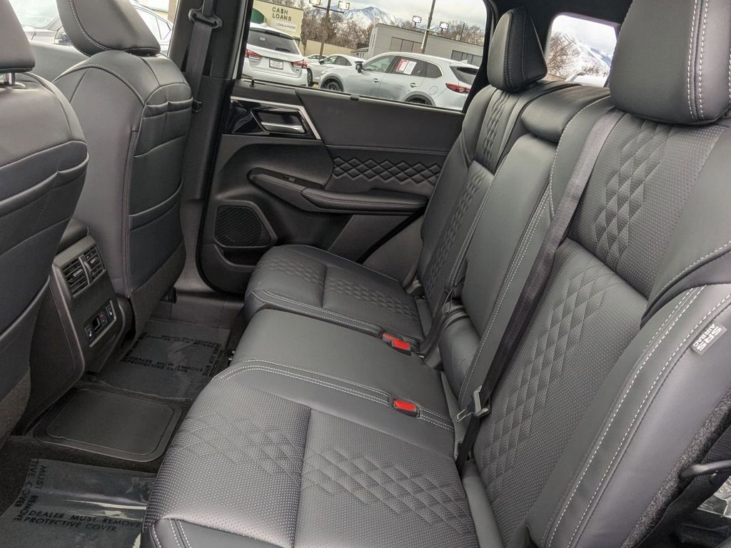 2025 Mitsubishi Outlander Plug-in Hybrid SEL Black Edition - Photo 16