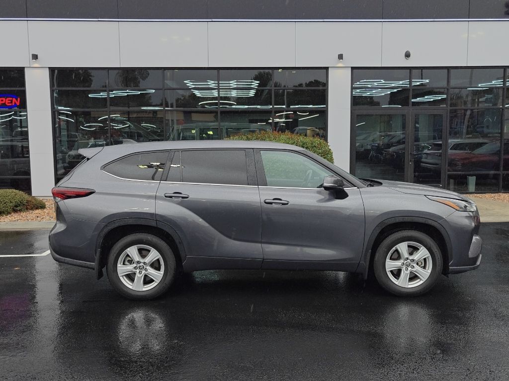2024 Toyota Highlander LE - Photo 8