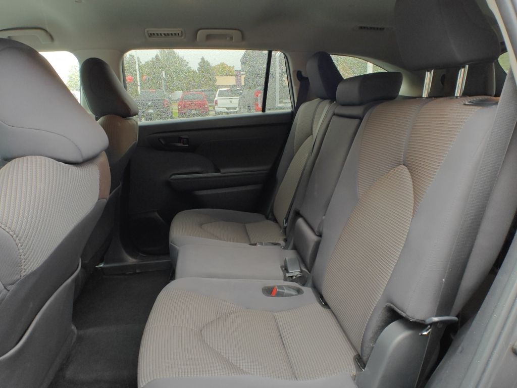 2024 Toyota Highlander LE - Photo 23