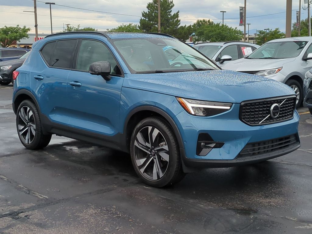 2023 Volvo XC40 Plus's photo