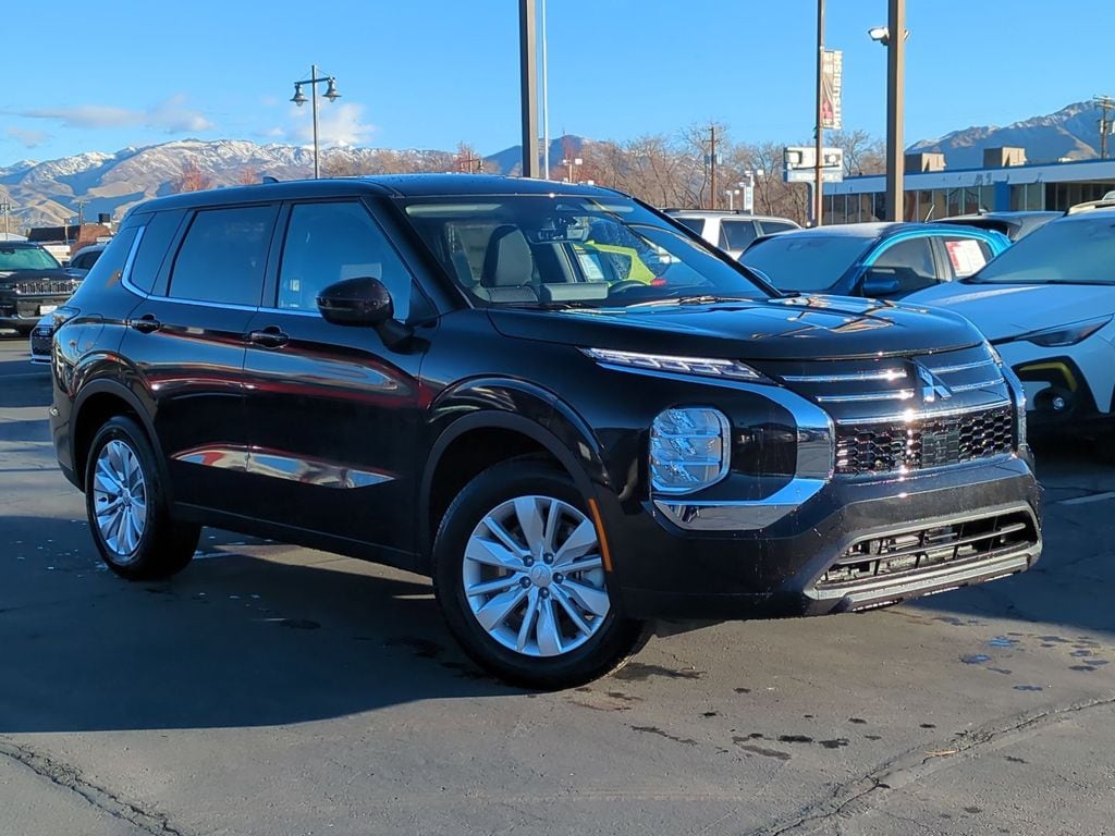 2026 Mitsubishi Outlander ES's photo