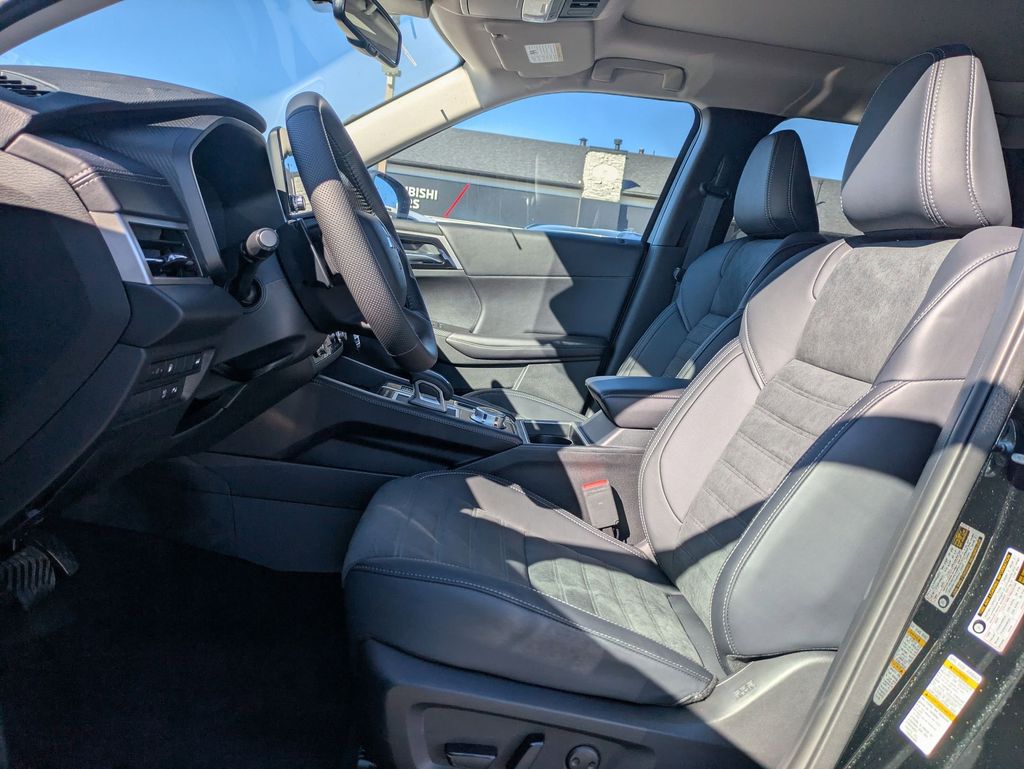 2025 Mitsubishi Outlander Plug-in Hybrid SE - Photo 19