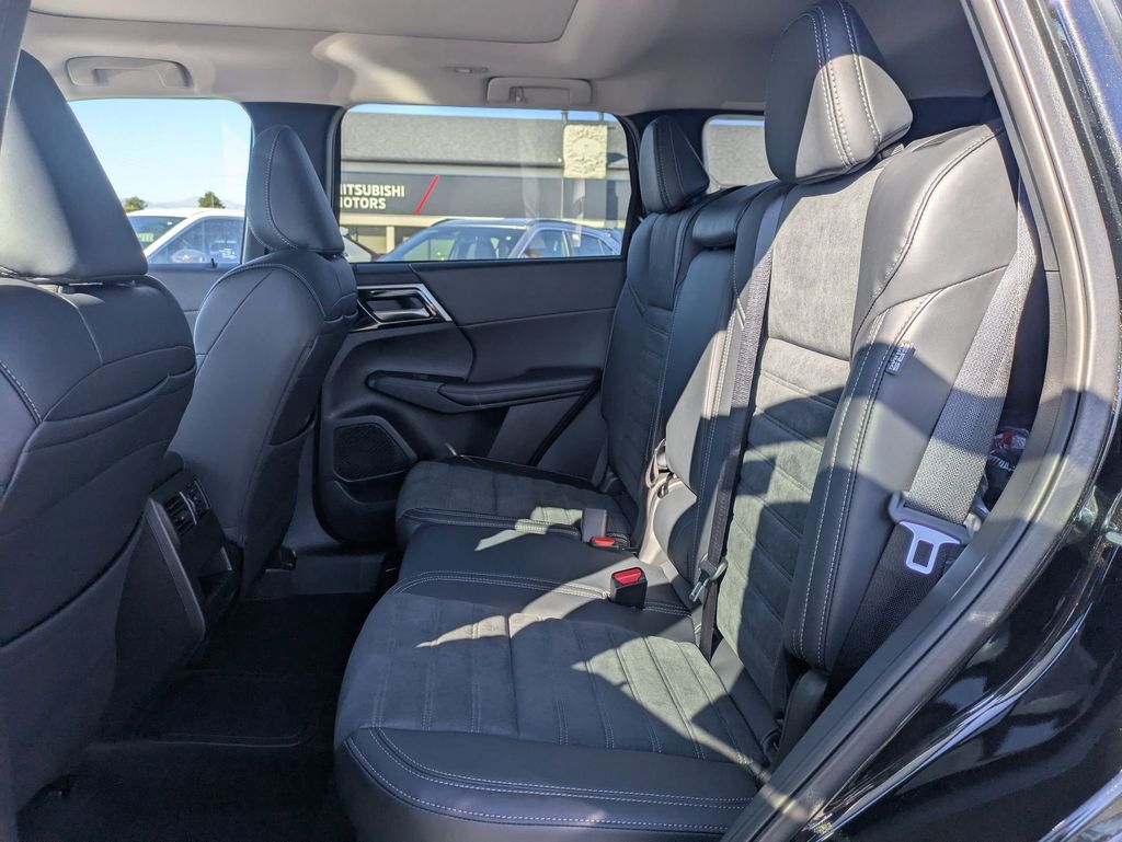 2025 Mitsubishi Outlander Plug-in Hybrid SE - Photo 22