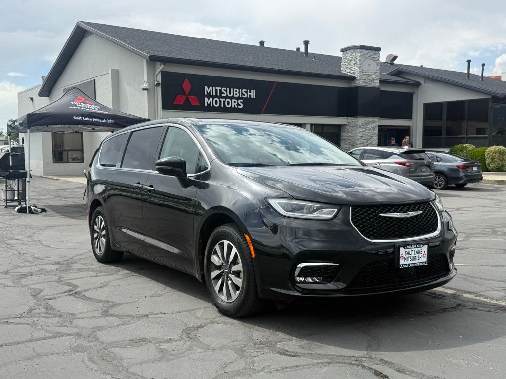 2022 Chrysler Pacifica Hybrid Touring L Hybrid's photo