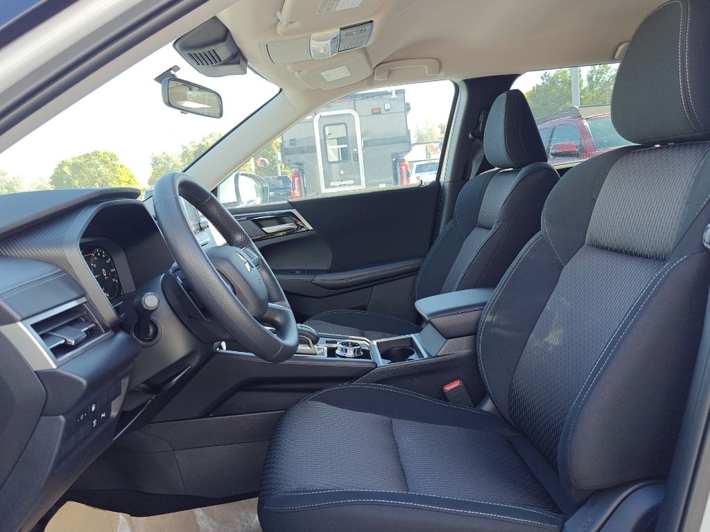 2025 Mitsubishi Outlander Plug-in Hybrid ES - Photo 10