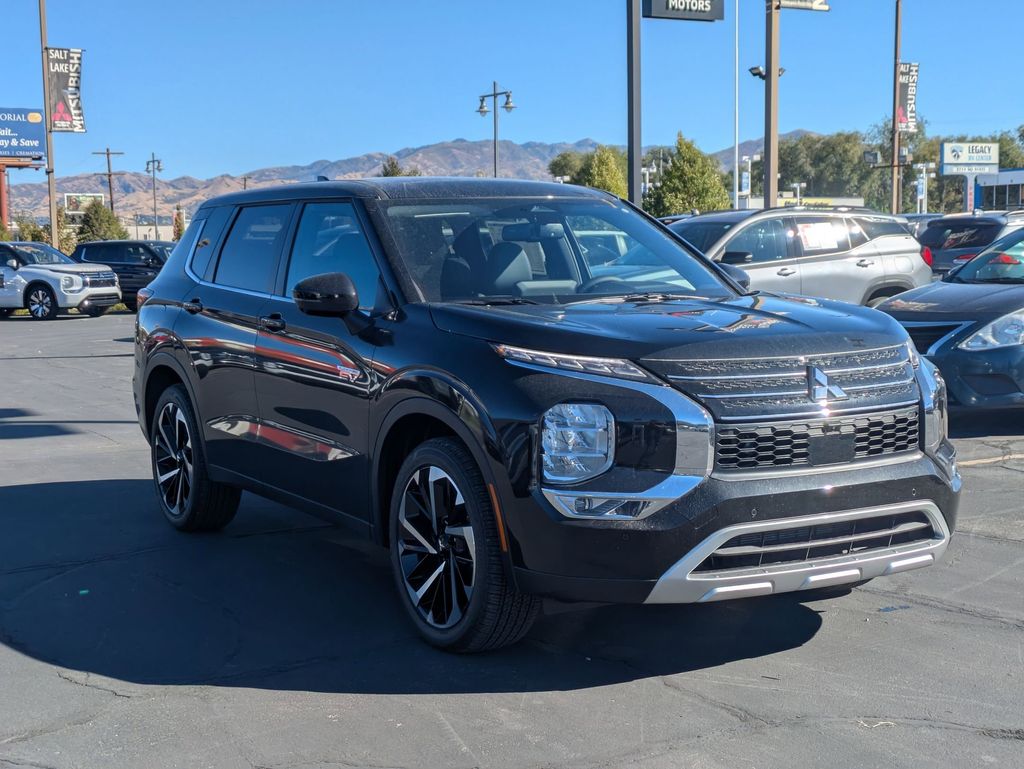 2025 Mitsubishi Outlander SE's photo