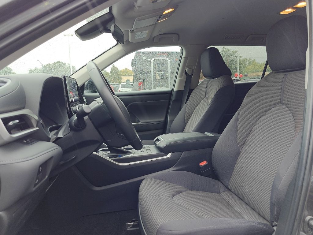 2024 Toyota Highlander LE - Photo 10