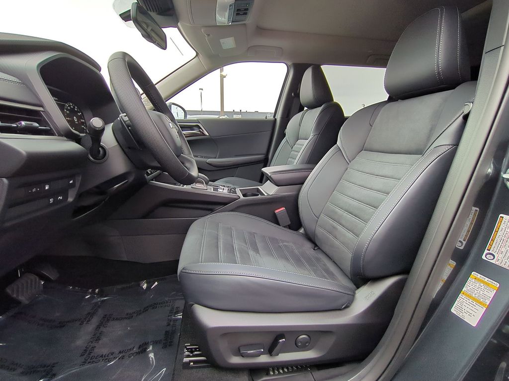2025 Mitsubishi Outlander Plug-in Hybrid SE - Photo 17