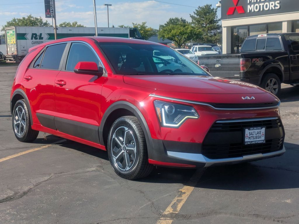 2024 Kia Niro LX's photo