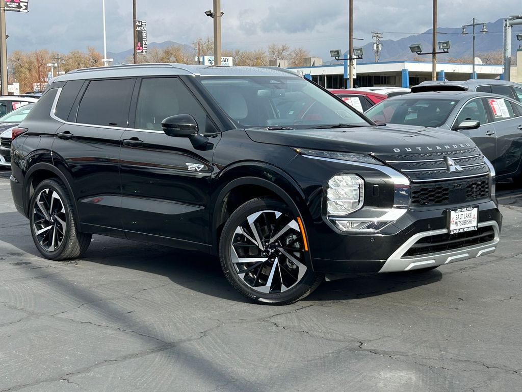 2024 Mitsubishi Outlander SE's photo