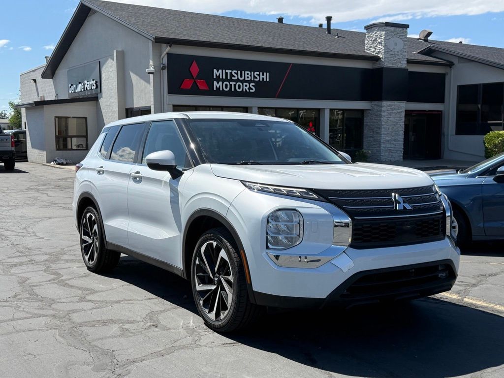 2022 Mitsubishi Outlander ES S-AWC's photo
