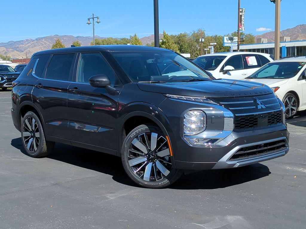 2025 Mitsubishi Outlander SE's photo