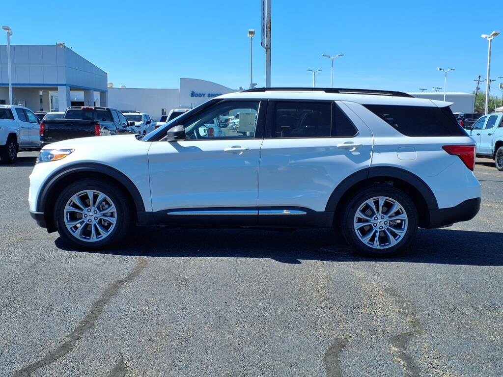 2023 Ford Explorer XLT photo 2