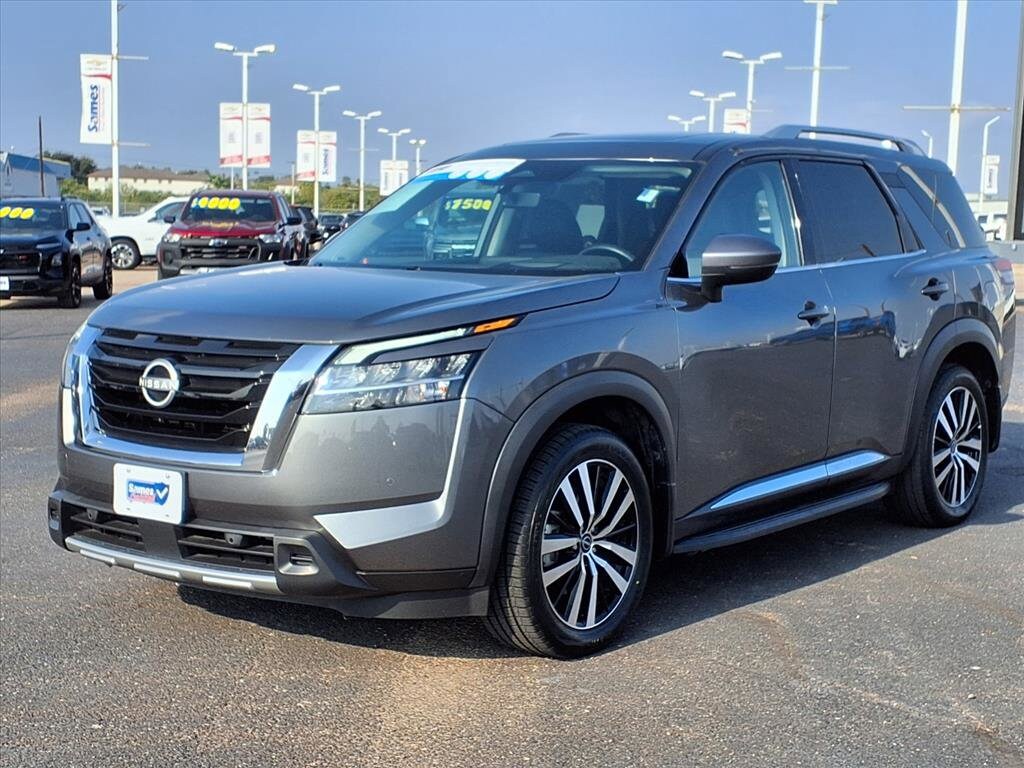 2024 Nissan Pathfinder Platinum photo 2