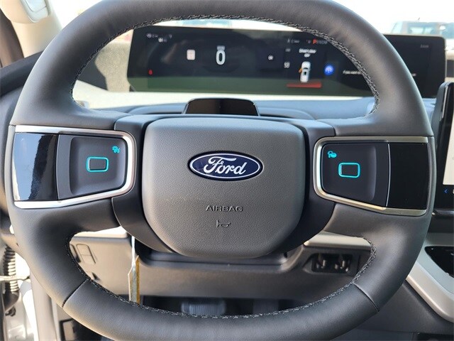 2025 Ford Expedition photo 2