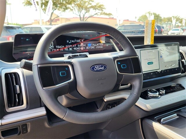 2025 Ford Expedition photo 2