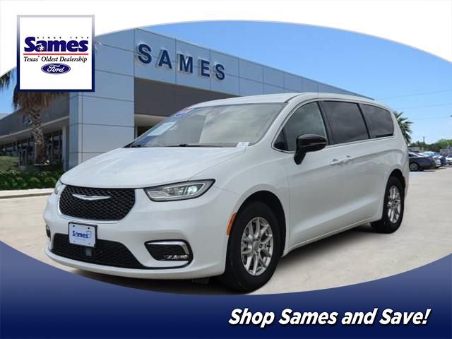 2025 Chrysler Pacifica Select's photo
