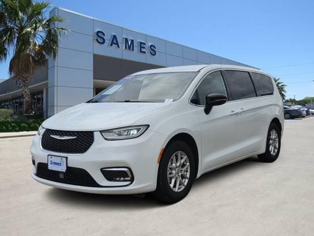 2025 Chrysler Pacifica Select's photo