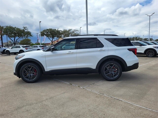 2025 Ford Explorer ST-Line photo 2
