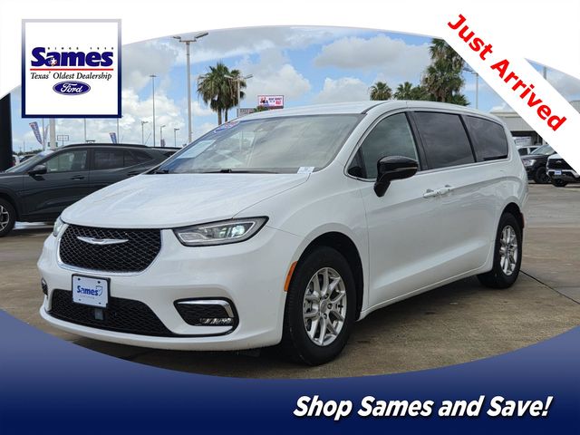 2025 Chrysler Pacifica Select's photo