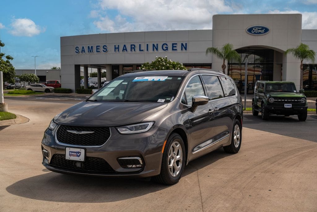 2023 Chrysler Pacifica Limited's photo