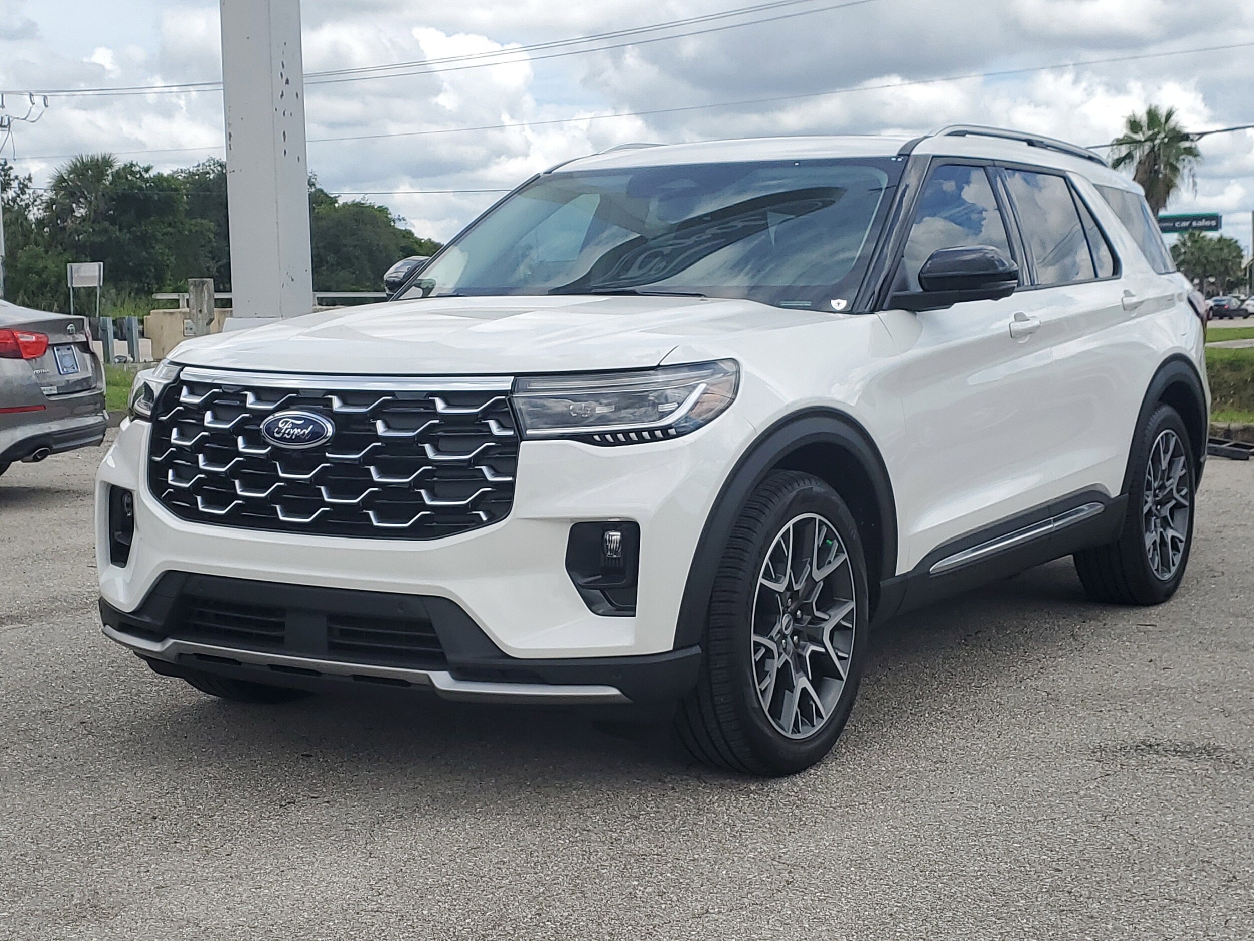 2025 Ford Explorer Platinum photo 2