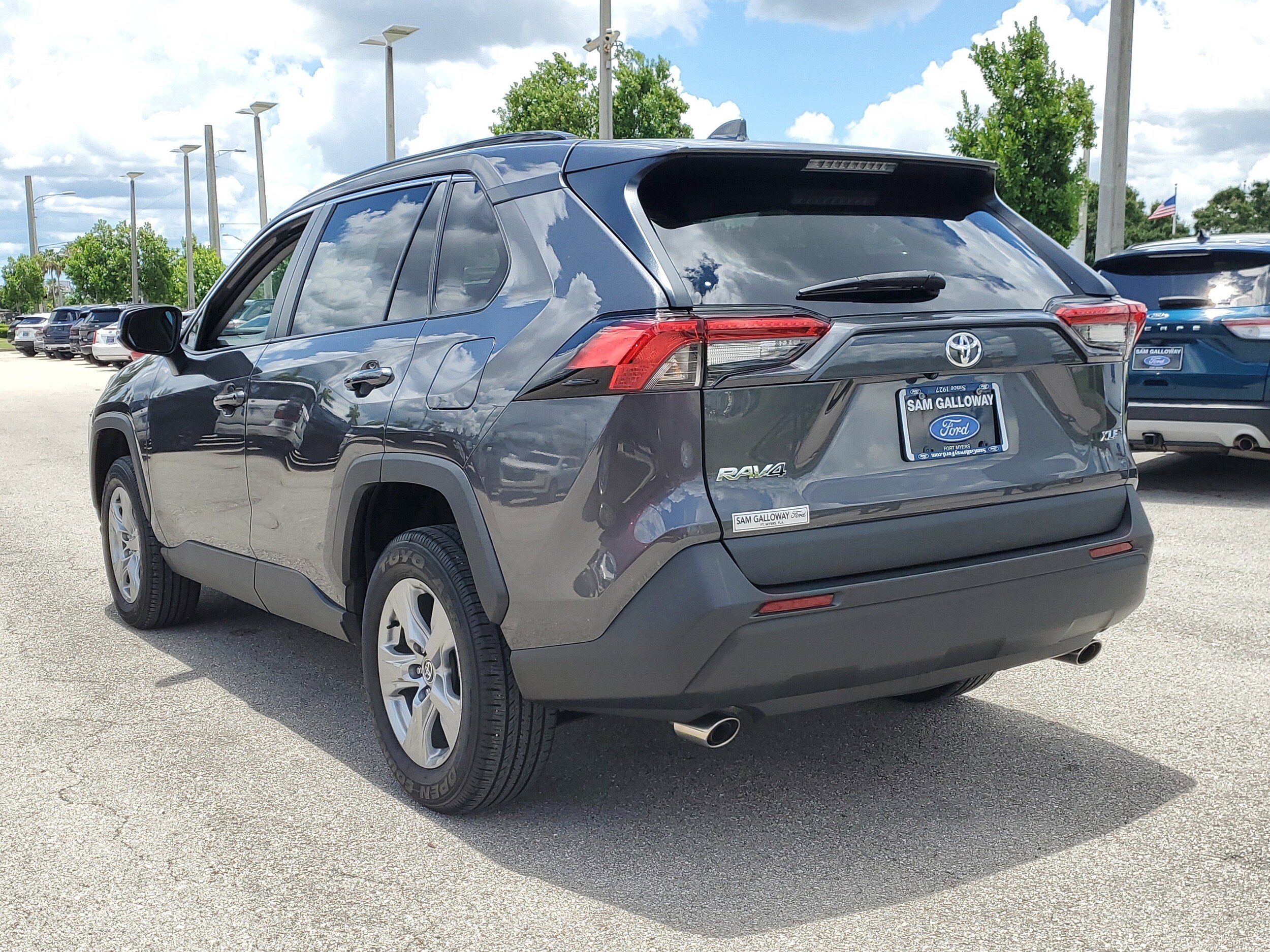 2023 Toyota RAV4 XLE photo 4
