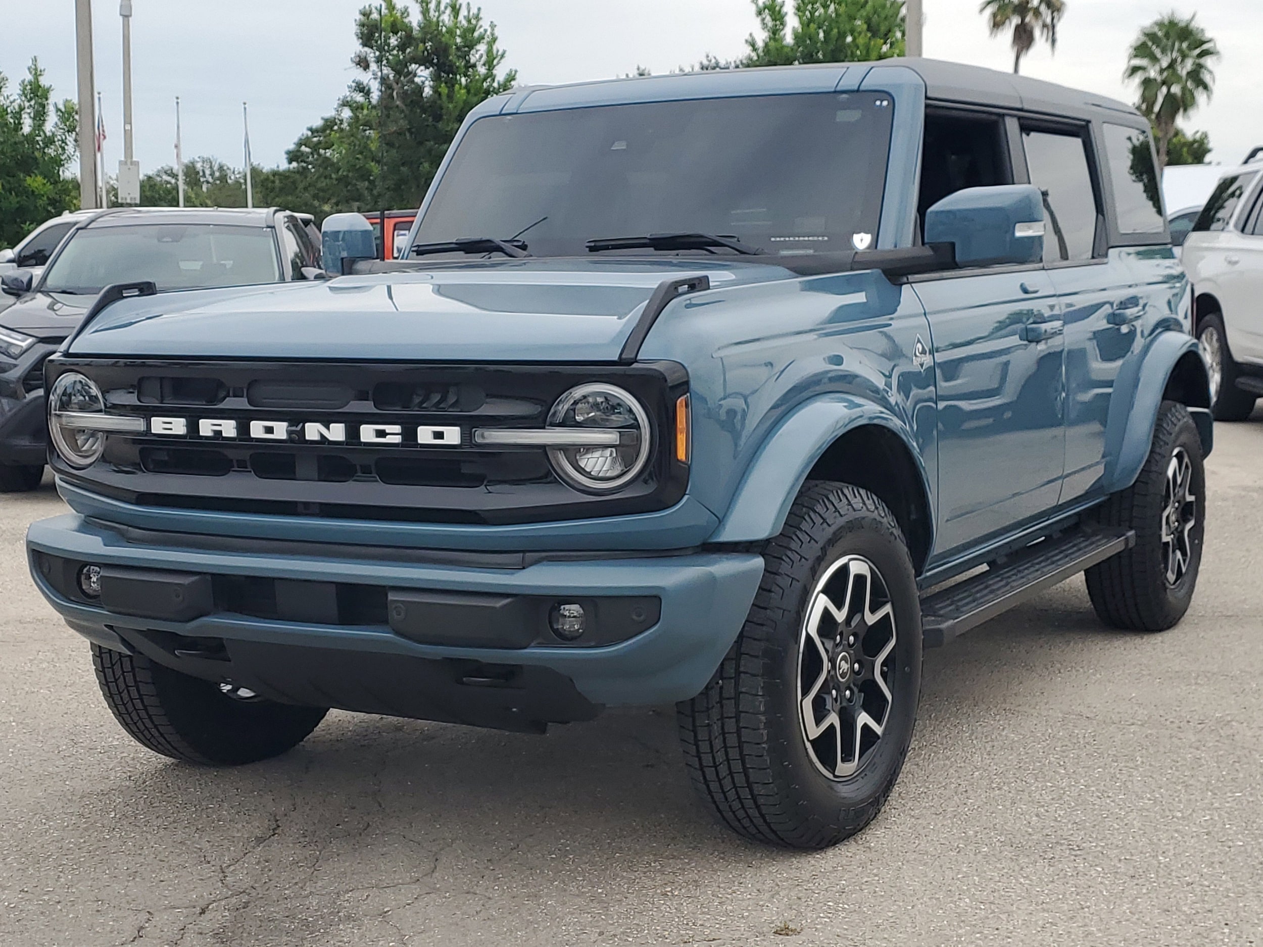 2022 Ford Bronco Outer Banks photo 2