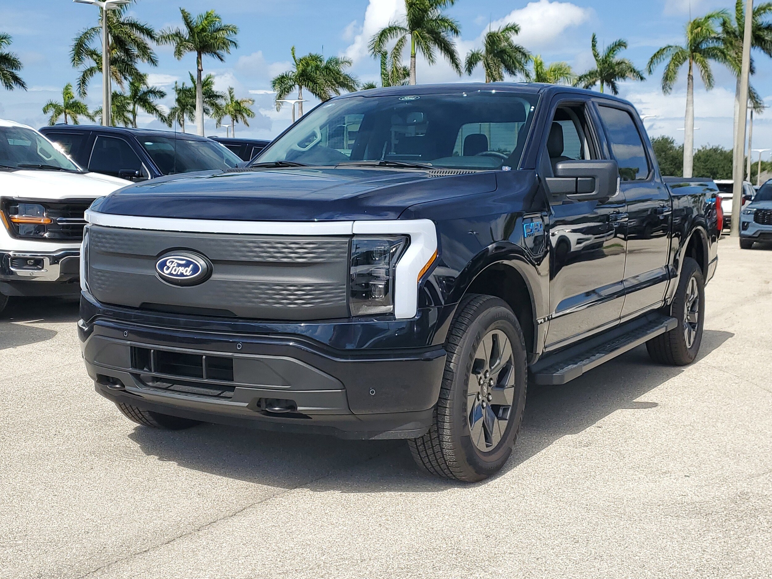 2025 Ford F-150 Lightning photo 3