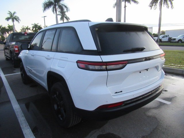 2023 Jeep Grand Cherokee Altitude photo 4