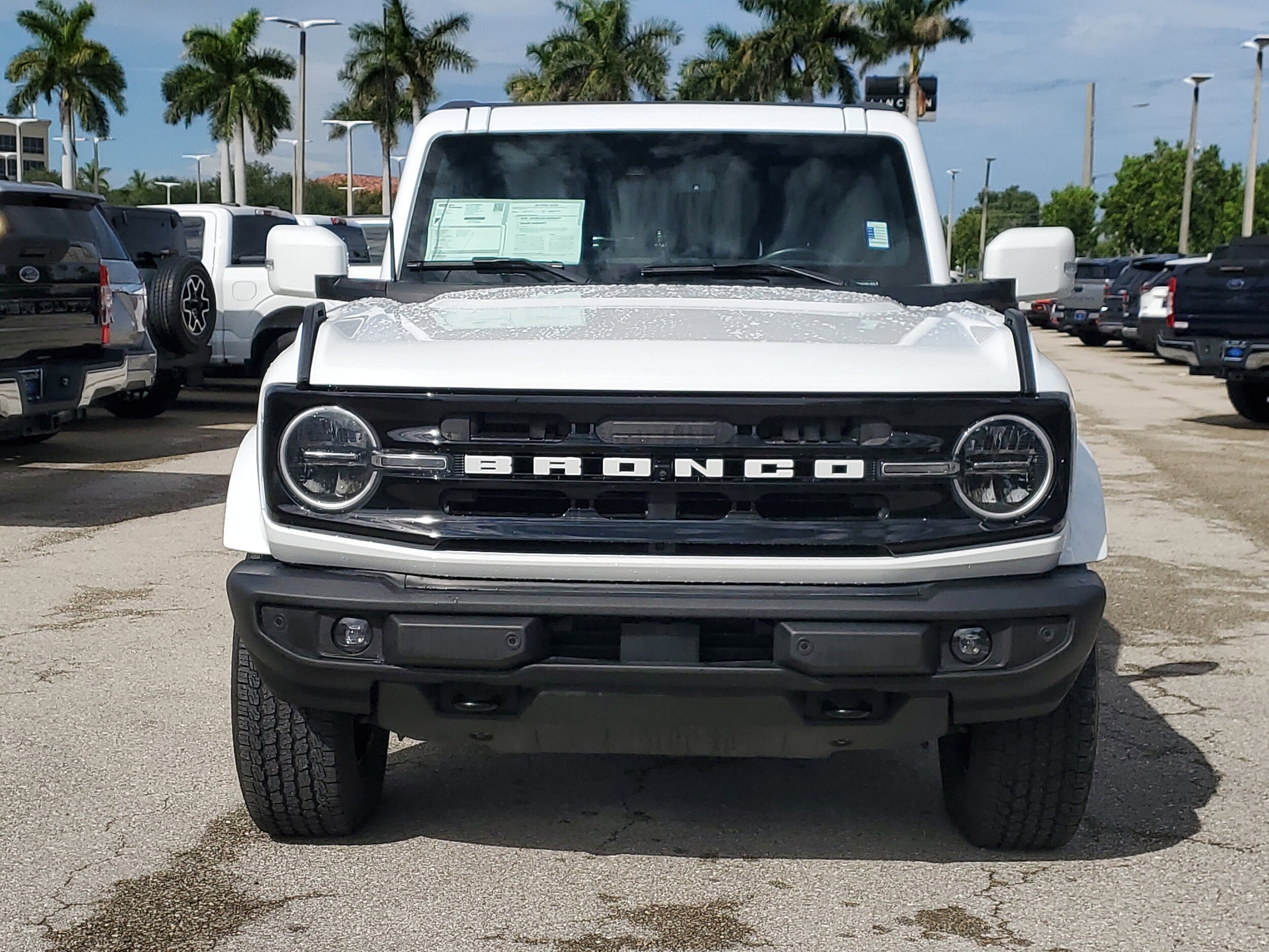 2023 Ford Bronco Outer Banks photo 2