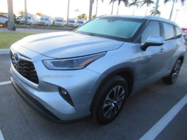 2021 Toyota Highlander XLE photo 3