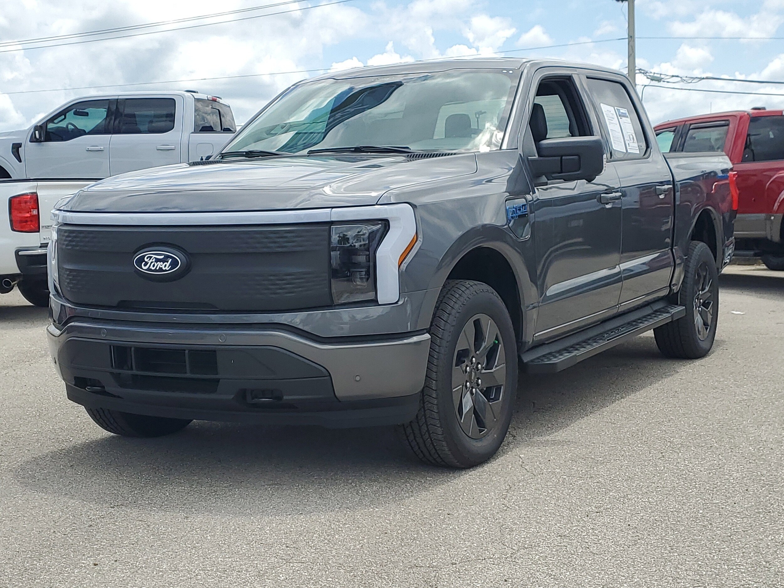 2025 Ford F-150 Lightning photo 3