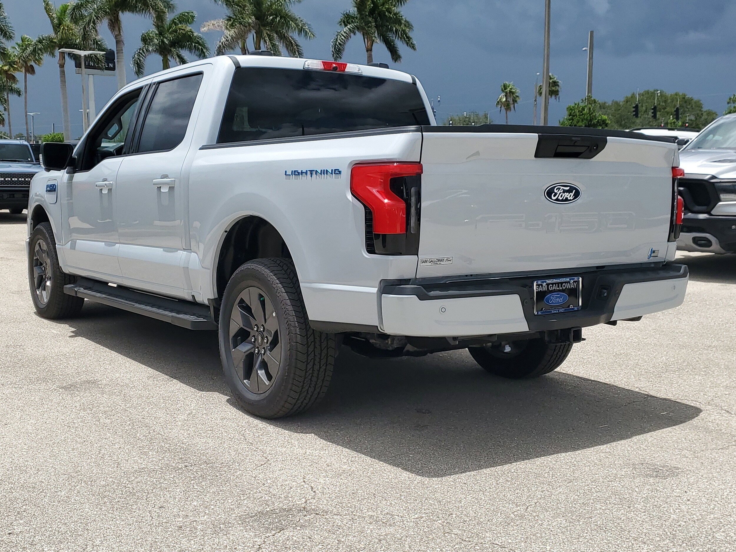 2025 Ford F-150 Lightning photo 2